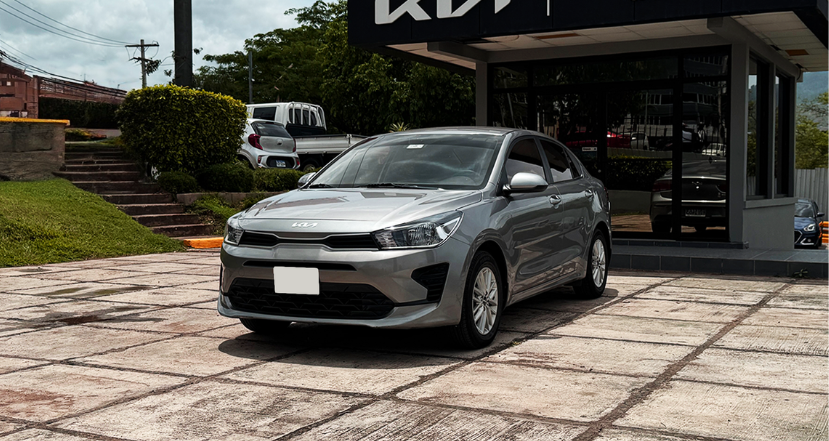 Kia Rio AT 2023 Gris Hierro (2)