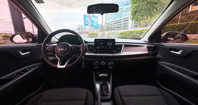 Kia Rio AT 2023 Gris Hierro (4)