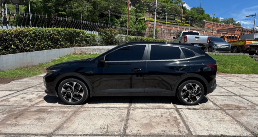Kia K3 Cross Negro 2025 - vista lateral