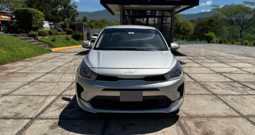 Kia Rio LX AT Plata Sedoso 2023 - vista frontal
