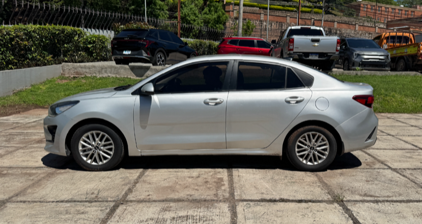 Kia Rio LX AT Plata Sedoso 2023 - vista lateral