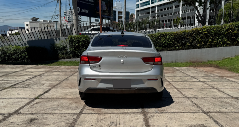 Kia Rio LX AT Plata Sedoso 2023 - vista trasera