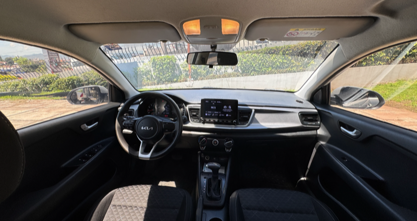 Kia Rio LX AT Plata Sedoso 2023 - interior