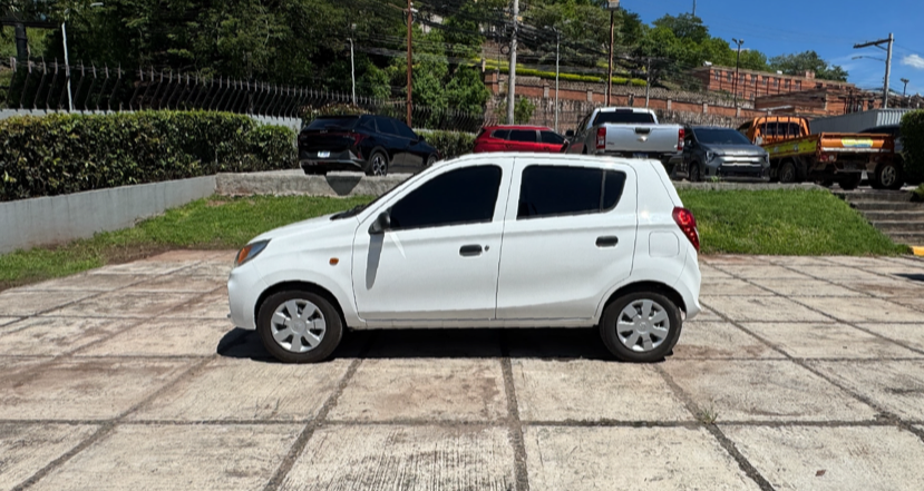 Suzuki Alto MT Blanco 2022 - vista lateral